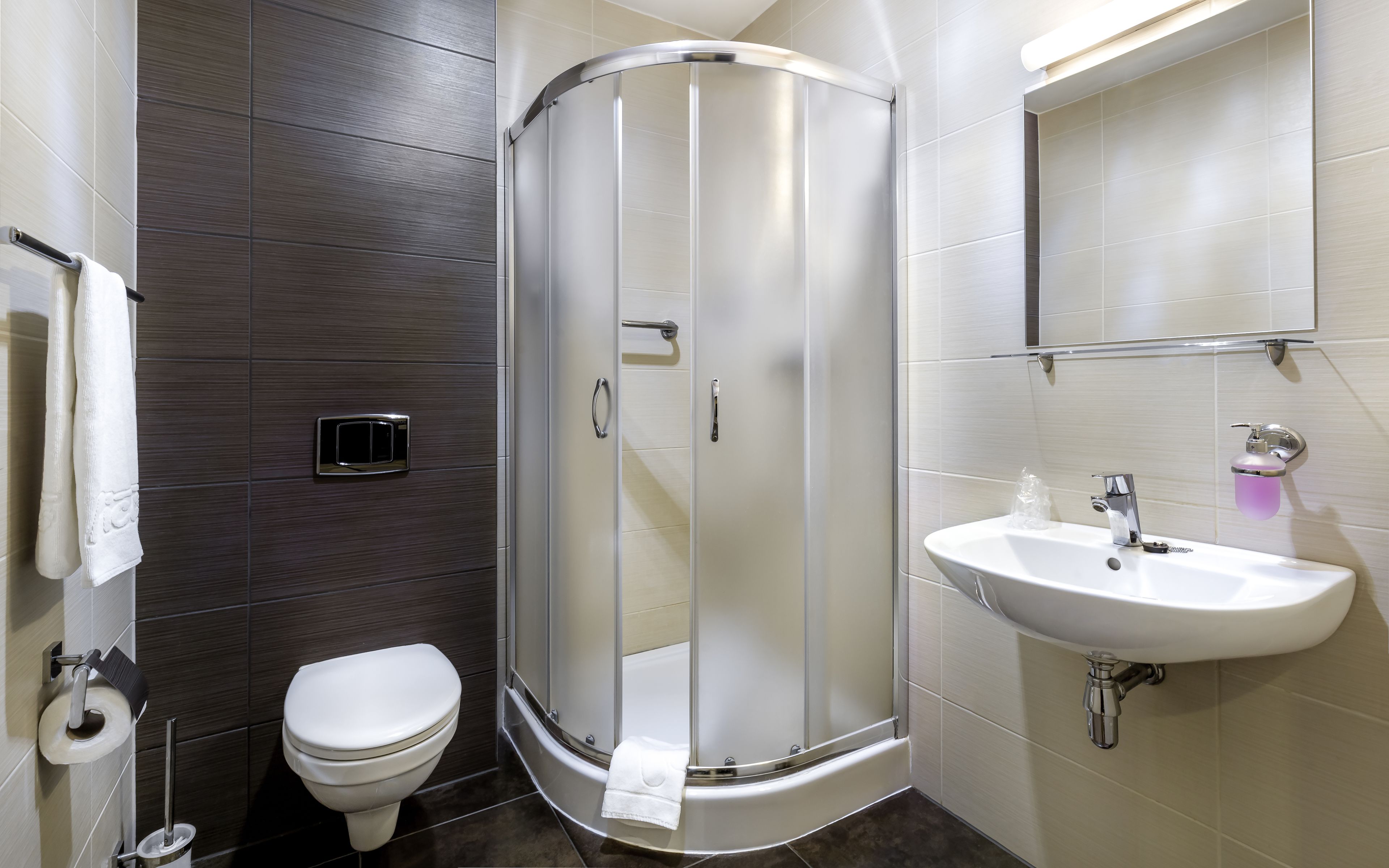 standard twin room | bathroom | shower, hair dryer, towels