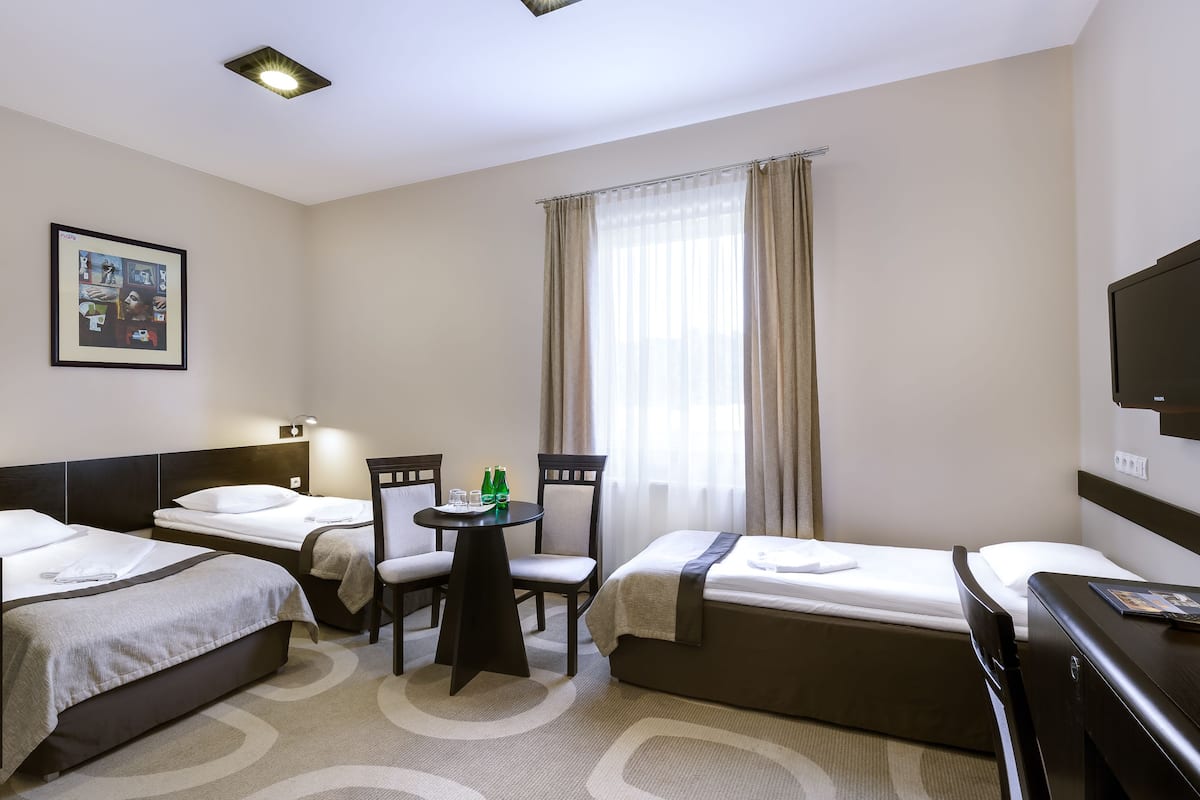 Standard Triple Room | Desk, iron/ironing board, free cribs/infant beds, rollaway beds