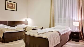 Chambre Triple Standard | Bureau, fer et planche à repasser, lits bébé (gratuits)