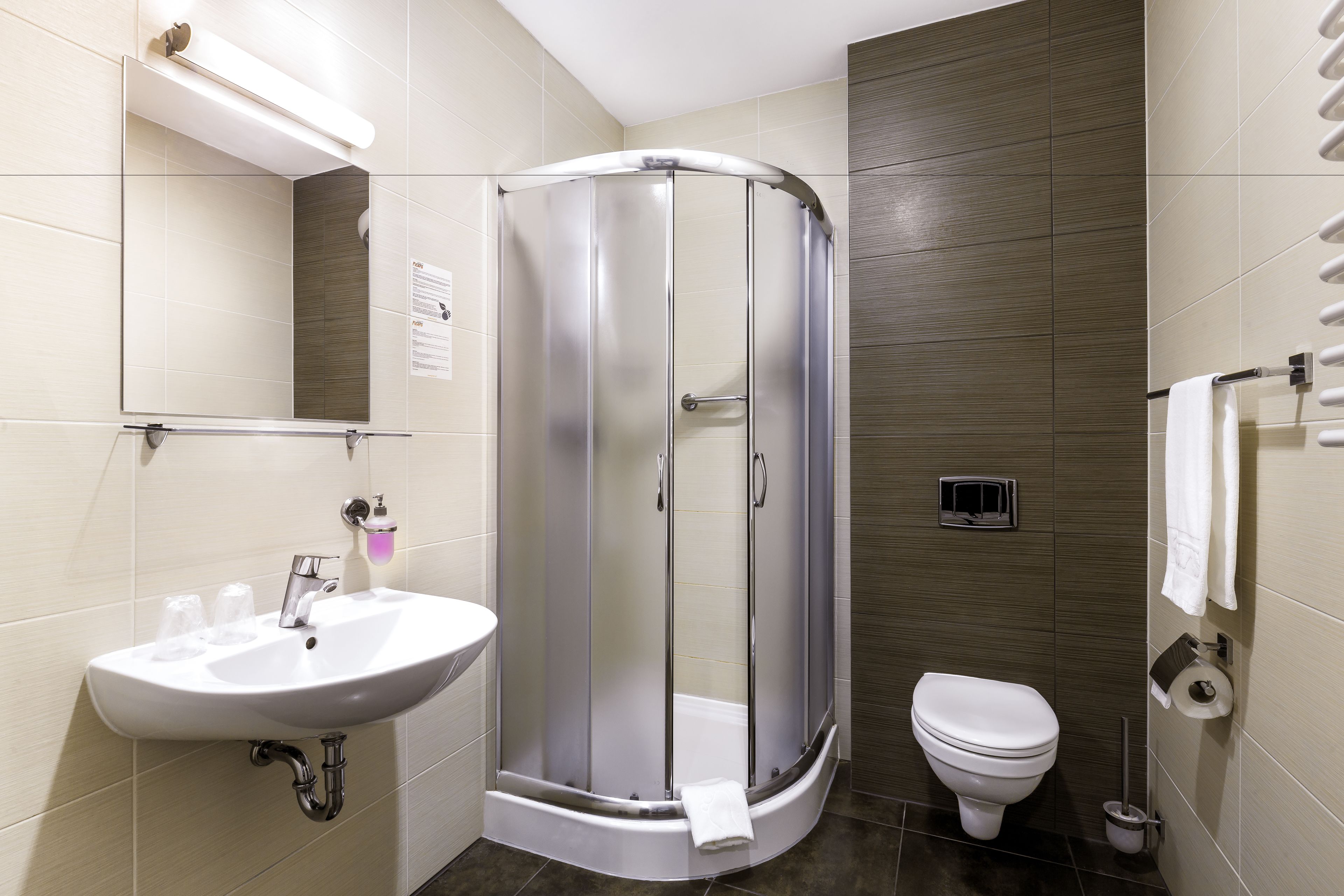 Standard-Zweibettzimmer | Badezimmer | Dusche, Haartrockner, Handtücher