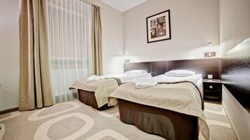 Chambre Ăconomique avec lits jumeaux | Bureau, fer et planche Ă repasser, lits bĂ©bĂ© (gratuits)