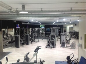 A gym with various exercise equipment, including treadmills and weight machines. - Hotel Sercotel Ciudad de Miranda (Miranda de Ebro)