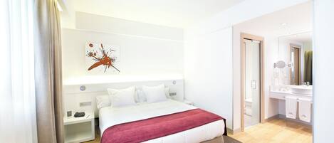 Sengetøy av topp kvalitet, minibar, safe på rommet og skrivebord