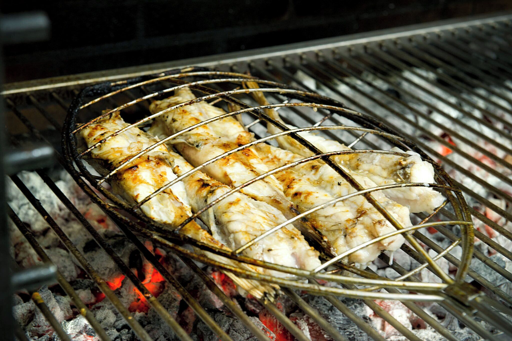 Pollo alla griglia su una griglia.