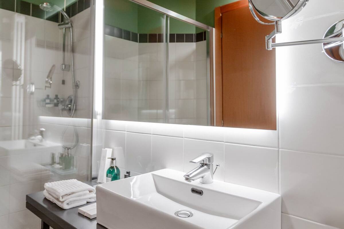 superior room | bathroom | shower, towels