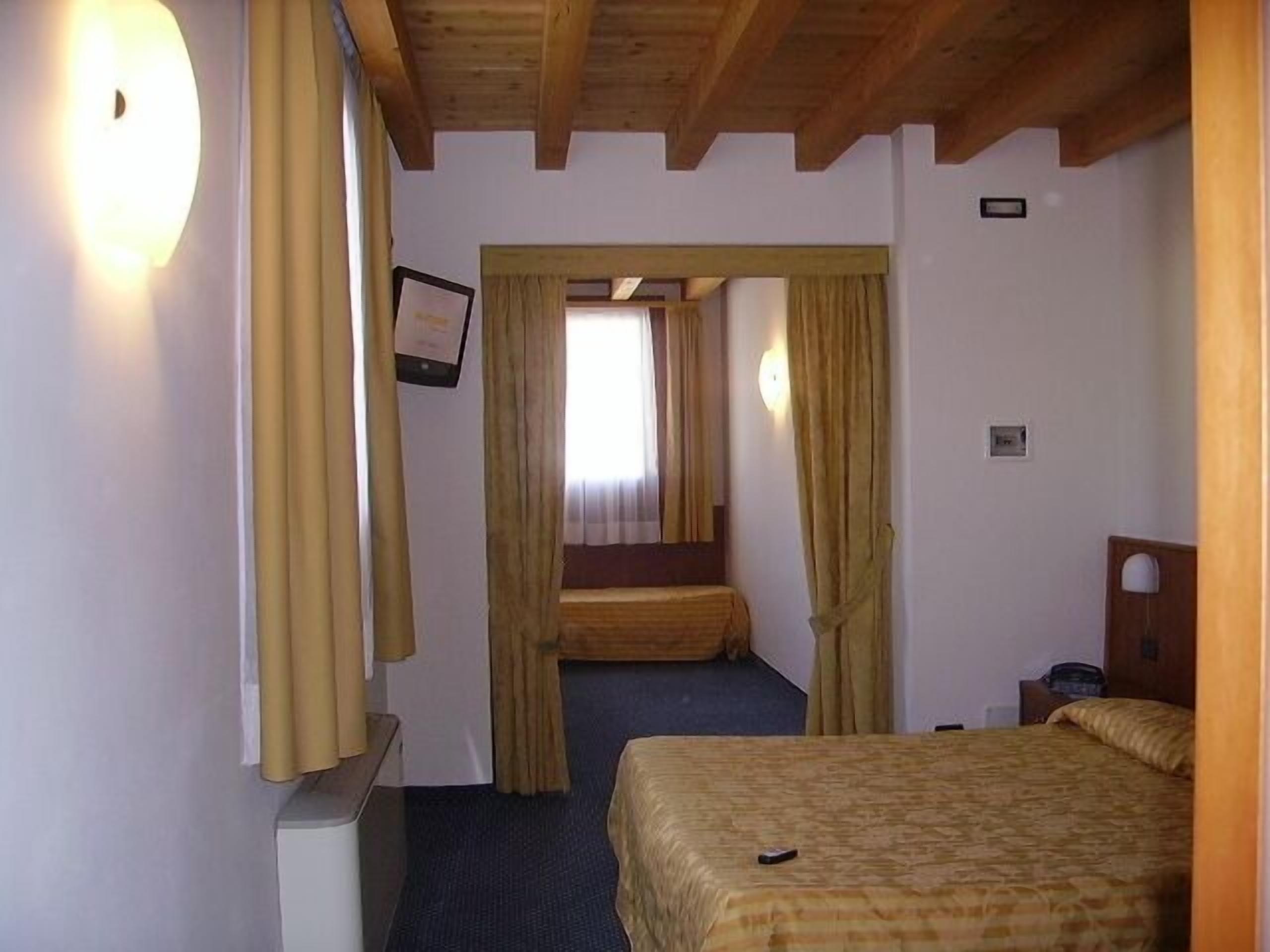 premium bedding, down duvets, minibar, in-room safe