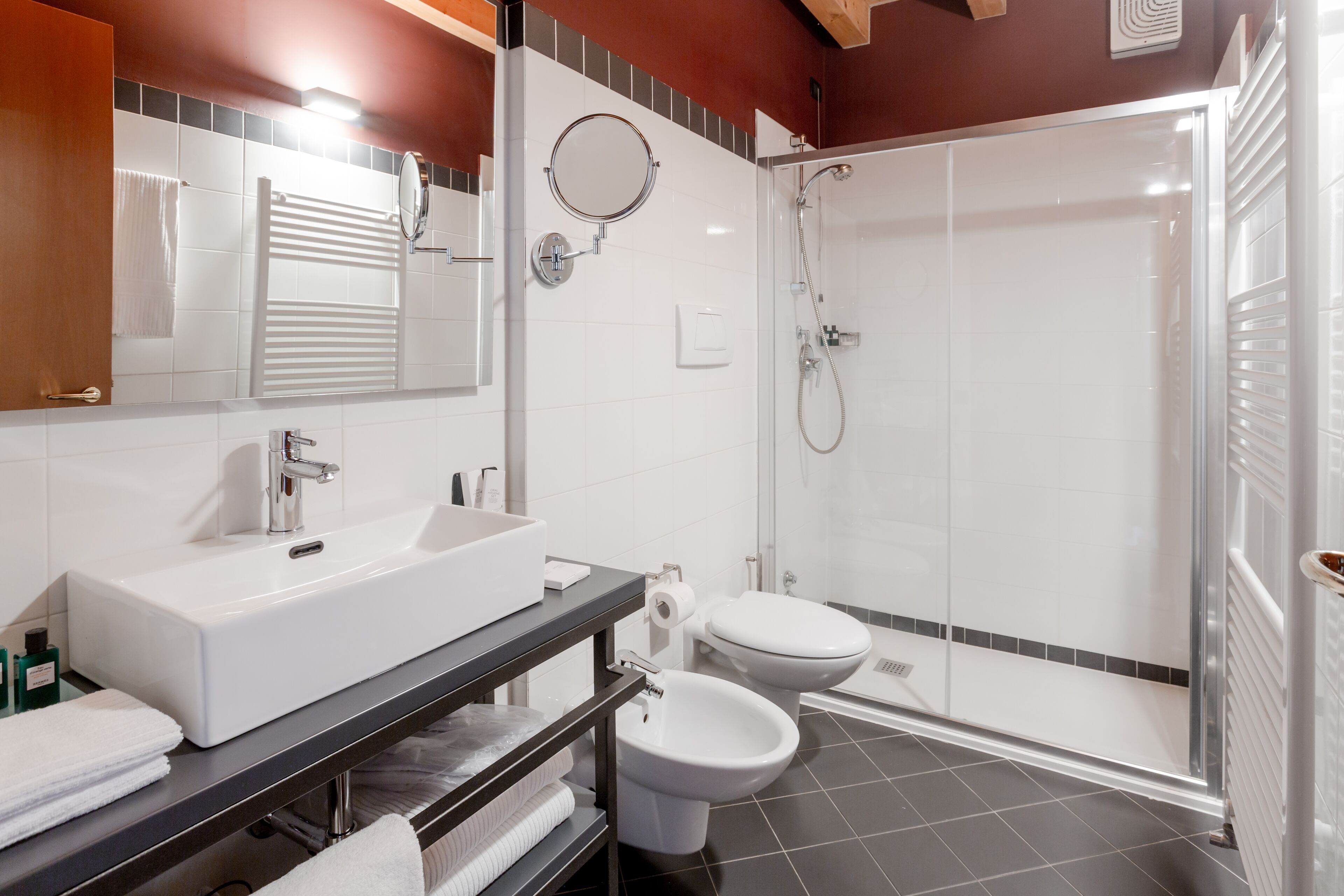 junior room | bathroom | shower, towels