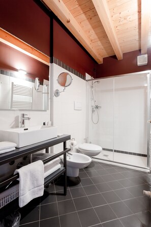 Junior Room | Bathroom