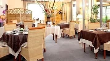 Déjeuner et dîner servis sur place, restauration en plein air