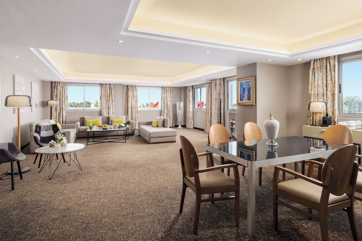 Executive Suite | Premium bedding, minibar, in-room safe, desk