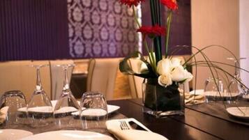 Daily buffet breakfast (MAD 180 per person)