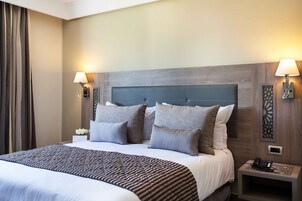 Hochwertige Bettwaren, Minibar, Zimmersafe, Schreibtisch