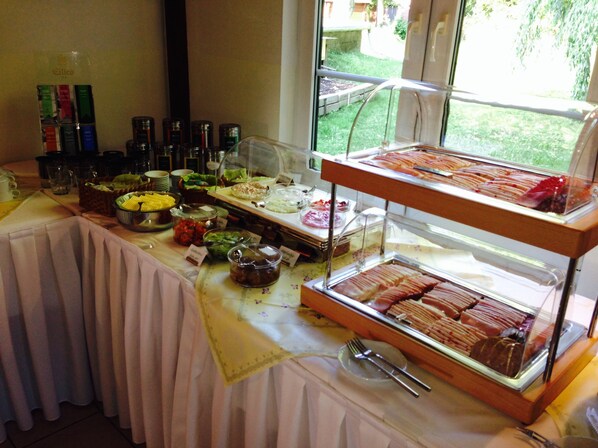 A buffet with various food items and condiments. - Hotel & Restaurant Zur Spreewälderin (Golssen)