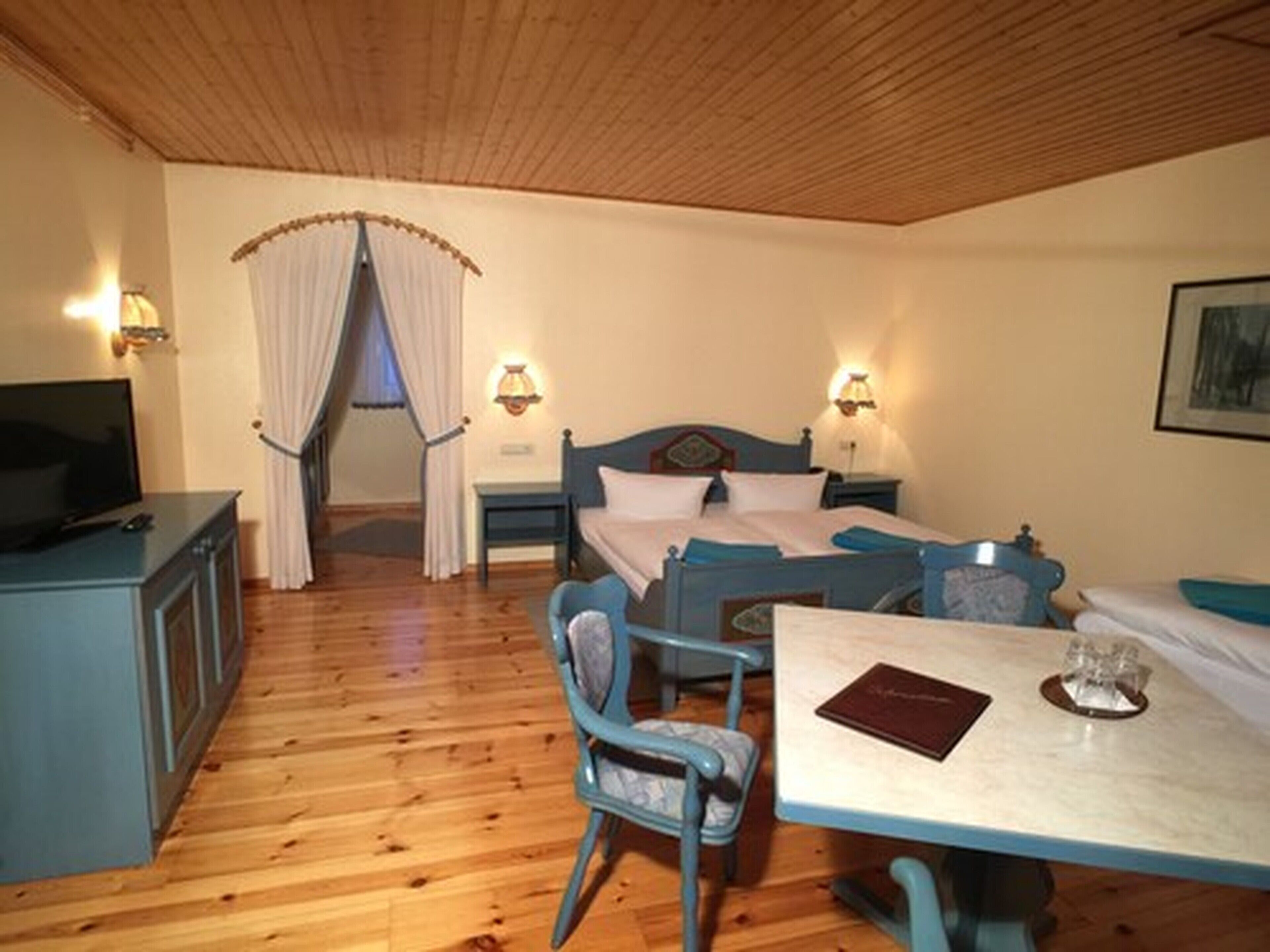 hypo-allergenic bedding, in-room safe, desk, cots/infant beds