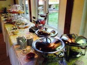 Se ofrece un desayuno bufé todos los días (por un coste adicional)