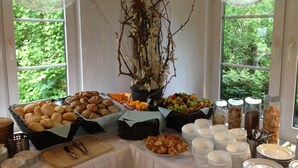 Une table de buffet garnie de divers plats et agrémentée d’un centre de table décoratif.