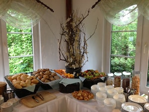 Dagelijks ontbijtbuffet (EUR 13 per persoon)