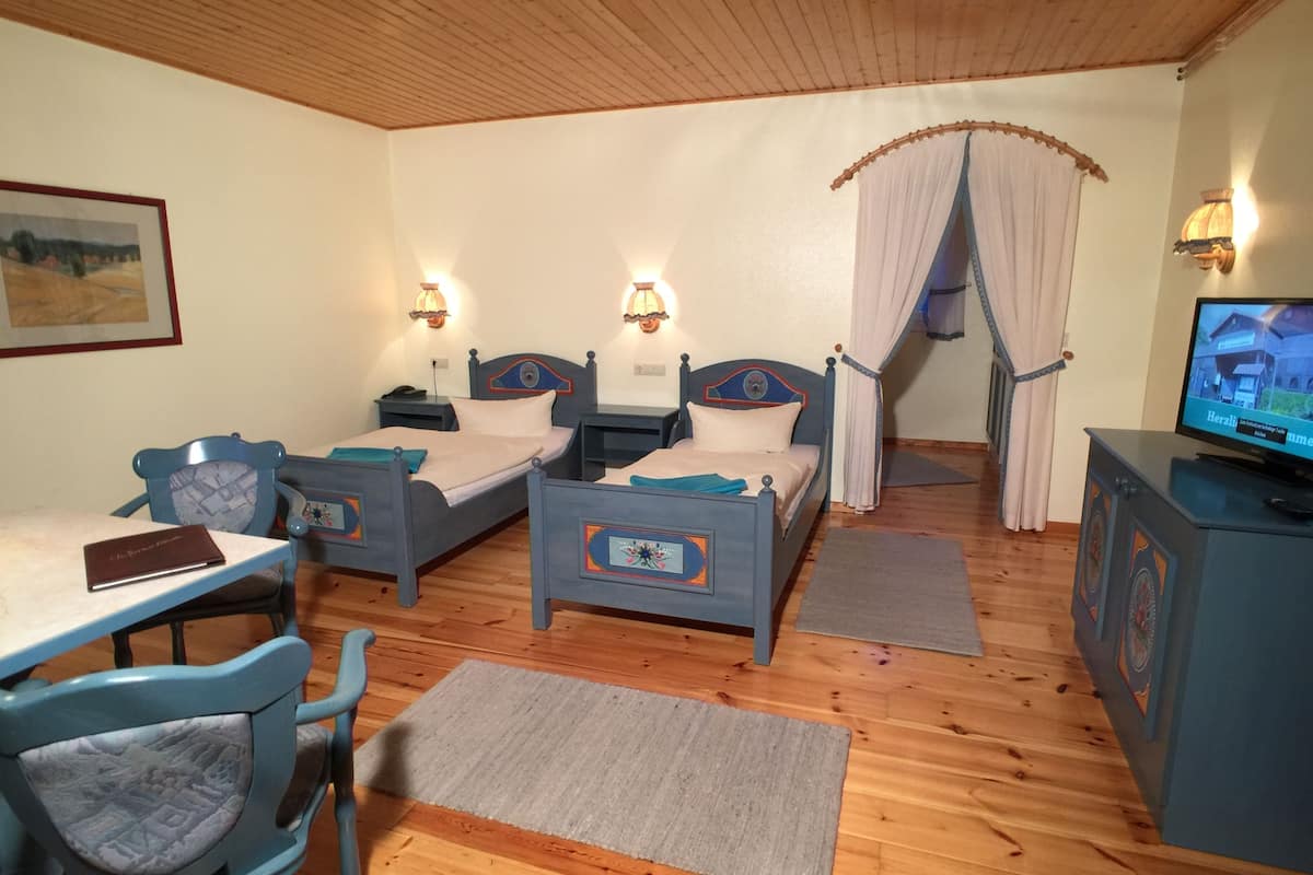 Superior tweepersoonskamer, voor 1 persoon | Hypoallergeen beddengoed, een kluis op de kamer, een bureau, babybedden