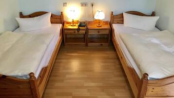 ملاءات للفراش لا تسبب الحساسية وخزنة داخل الغرفة ومكتب وأسرّة أطفال/رضّع