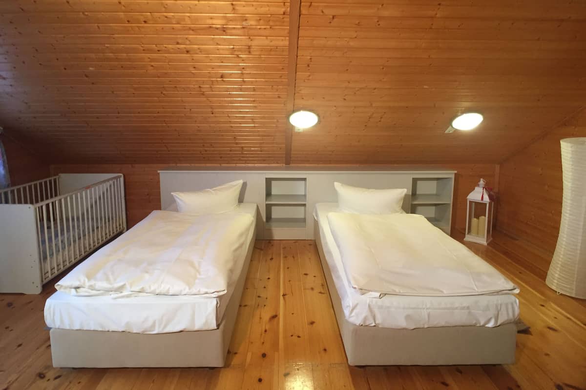 Familie maisonnette | Hypoallergeen beddengoed, een kluis op de kamer, een bureau, babybedden