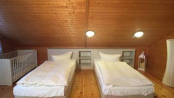 Familien-Maisonette | Allergikerbettwaren, Zimmersafe, Schreibtisch, Babybetten