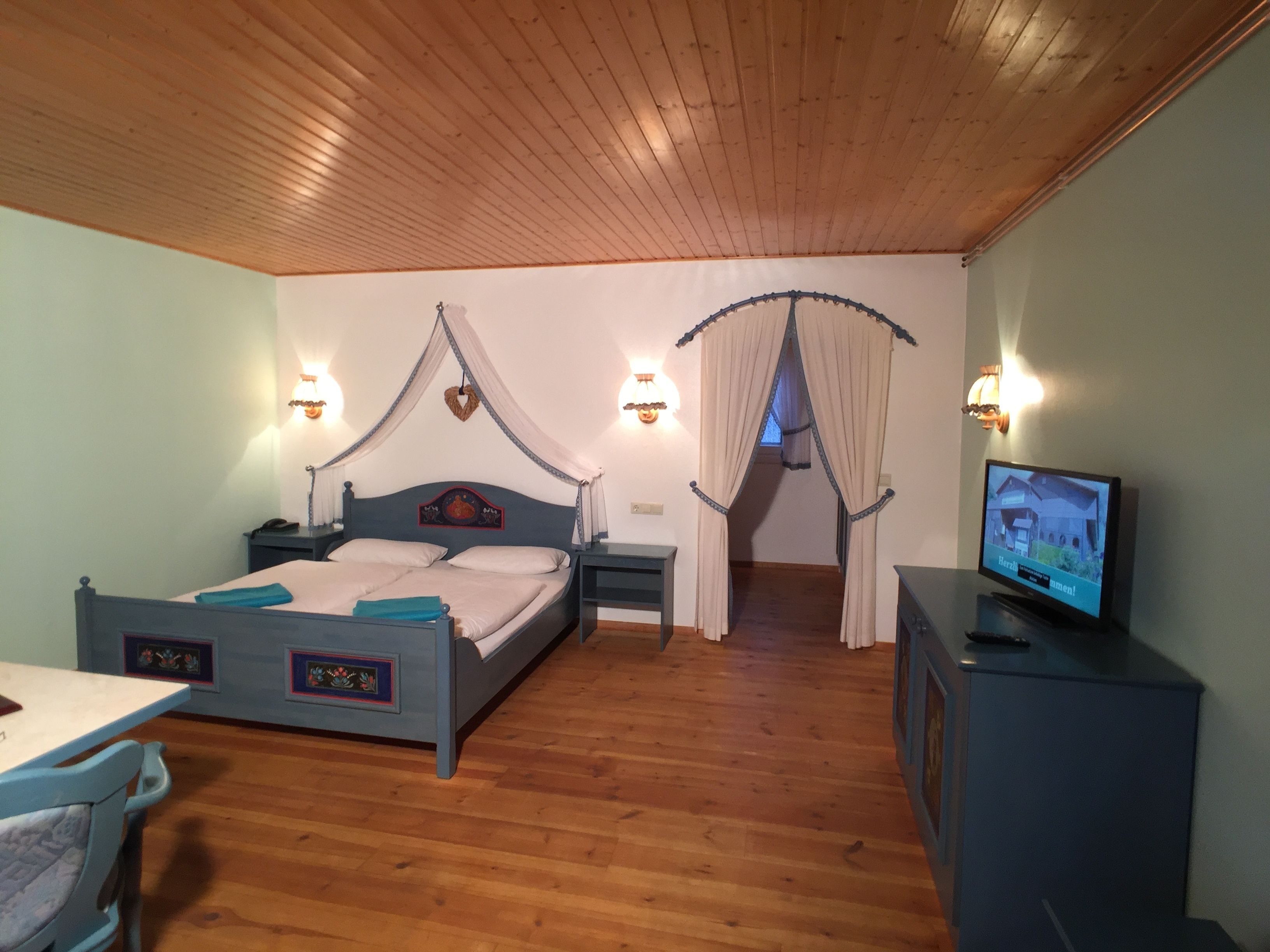 Hypo-allergenic bedding, in-room safe, desk, cots/infant beds