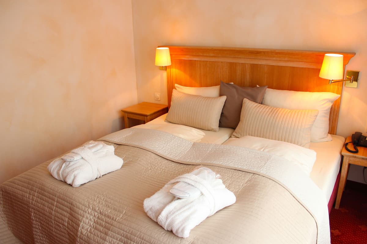 suite, 2 bedrooms, patio (grisebach) | in-room safe, free wifi