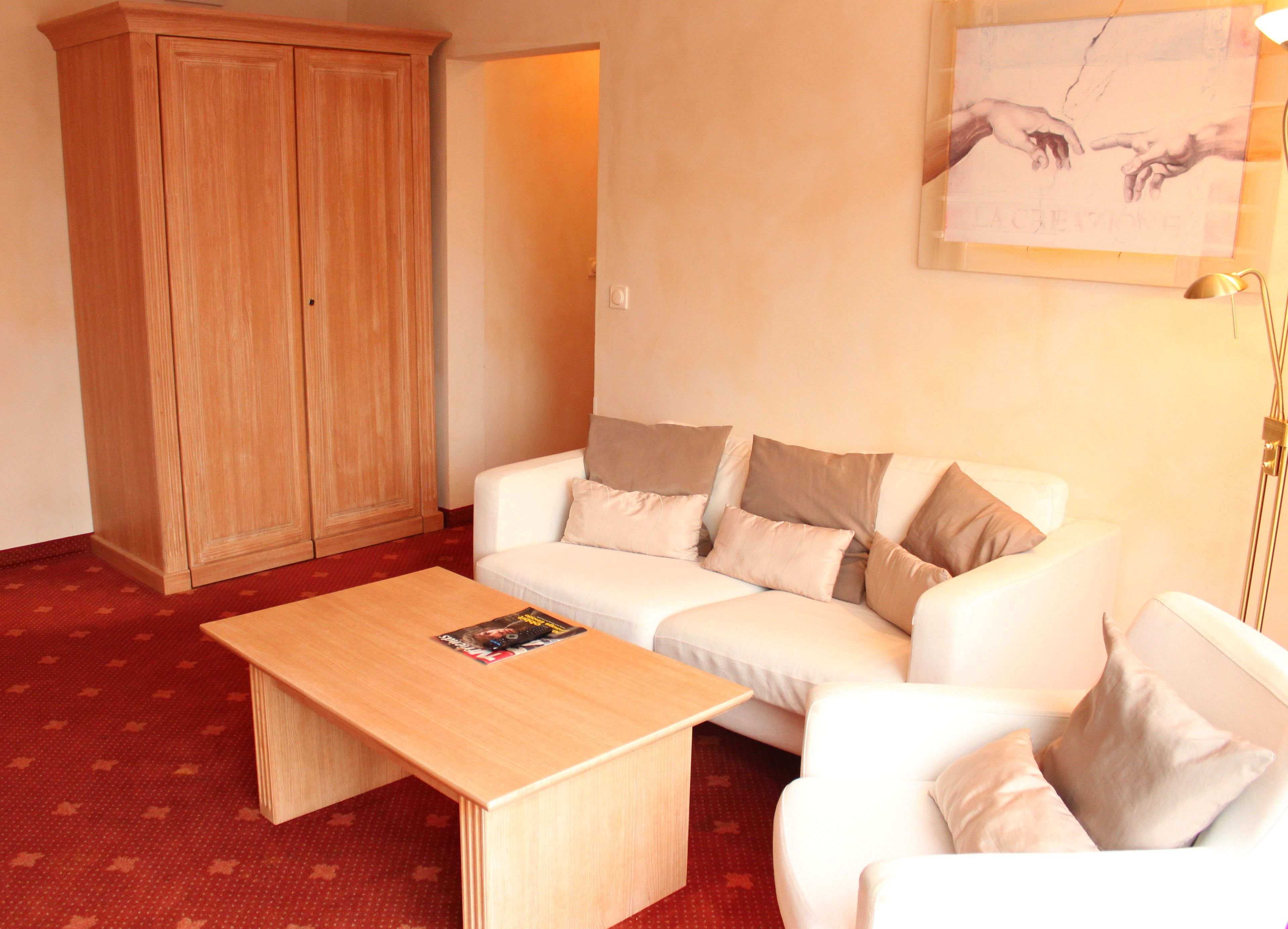 exclusive suite, 2 bedrooms (feininger) | living room | tv