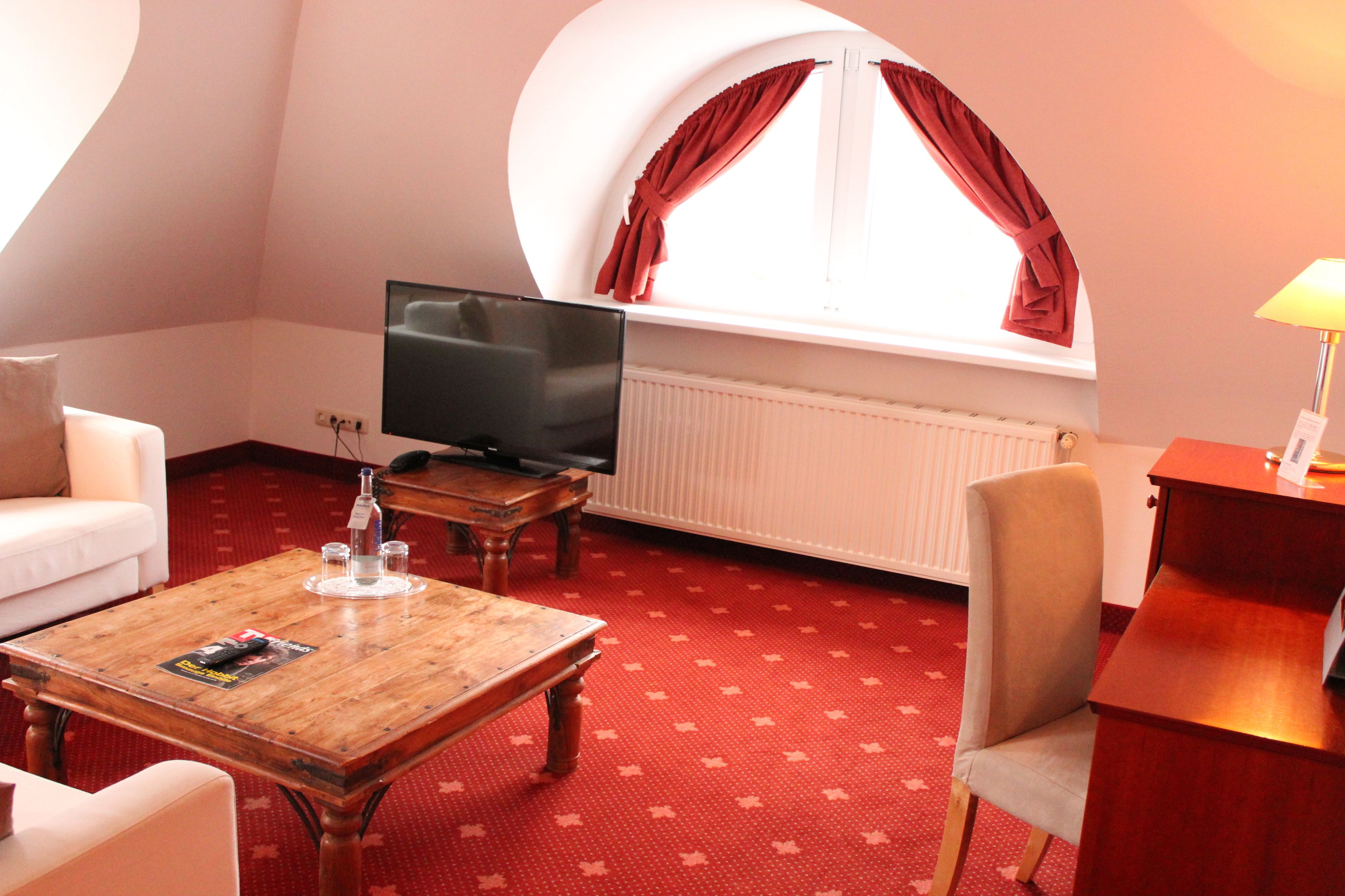 honeymoon suite, 1 bedroom, balcony | living room | tv