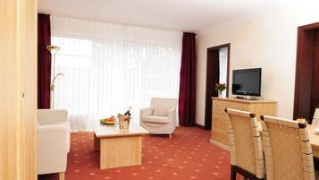 W. Kandinsky Suite, 2 Schlafzimmer, Balkon | Wohnzimmer | Fernseher