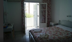 Room - King Thiras (Santorini)