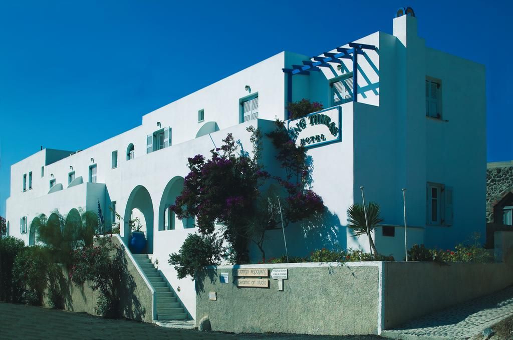 A white building with a sign that reads "Hotel".