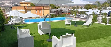 Alberca al aire libre por temporada y sombrillas en la alberca