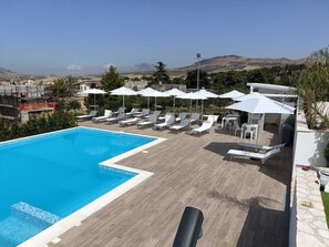 Seasonal outdoor pool, open 9:00 AM to 6:30 PM, pool umbrellas - Villa Pollina (Buseto Palizzolo)