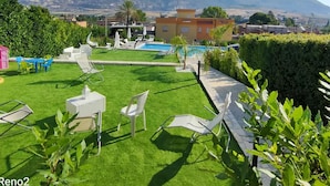 Zona de piscina con vistas despejadas a montañas al fondo.