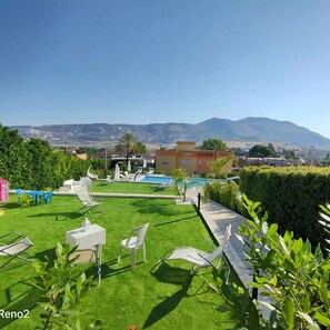 Seasonal outdoor pool, open 9:00 AM to 6:30 PM, pool umbrellas - Villa Pollina (Buseto Palizzolo)