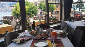Colazione a buffet inclusa, servita tutte le mattine