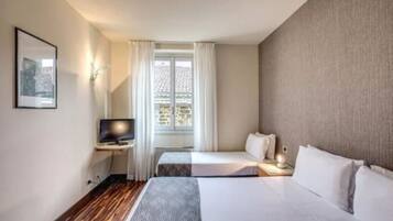 Minibar, Zimmersafe, Schreibtisch, Babybetten