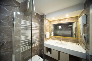 Shower, designer toiletries, hair dryer, slippers - Spilos Hotel (Manisa)