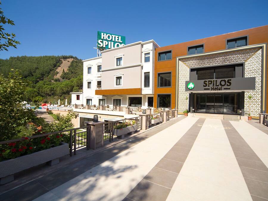 Un hôtel doté d’une enseigne bien visible, d’un espace piscine et d’une façade moderne.