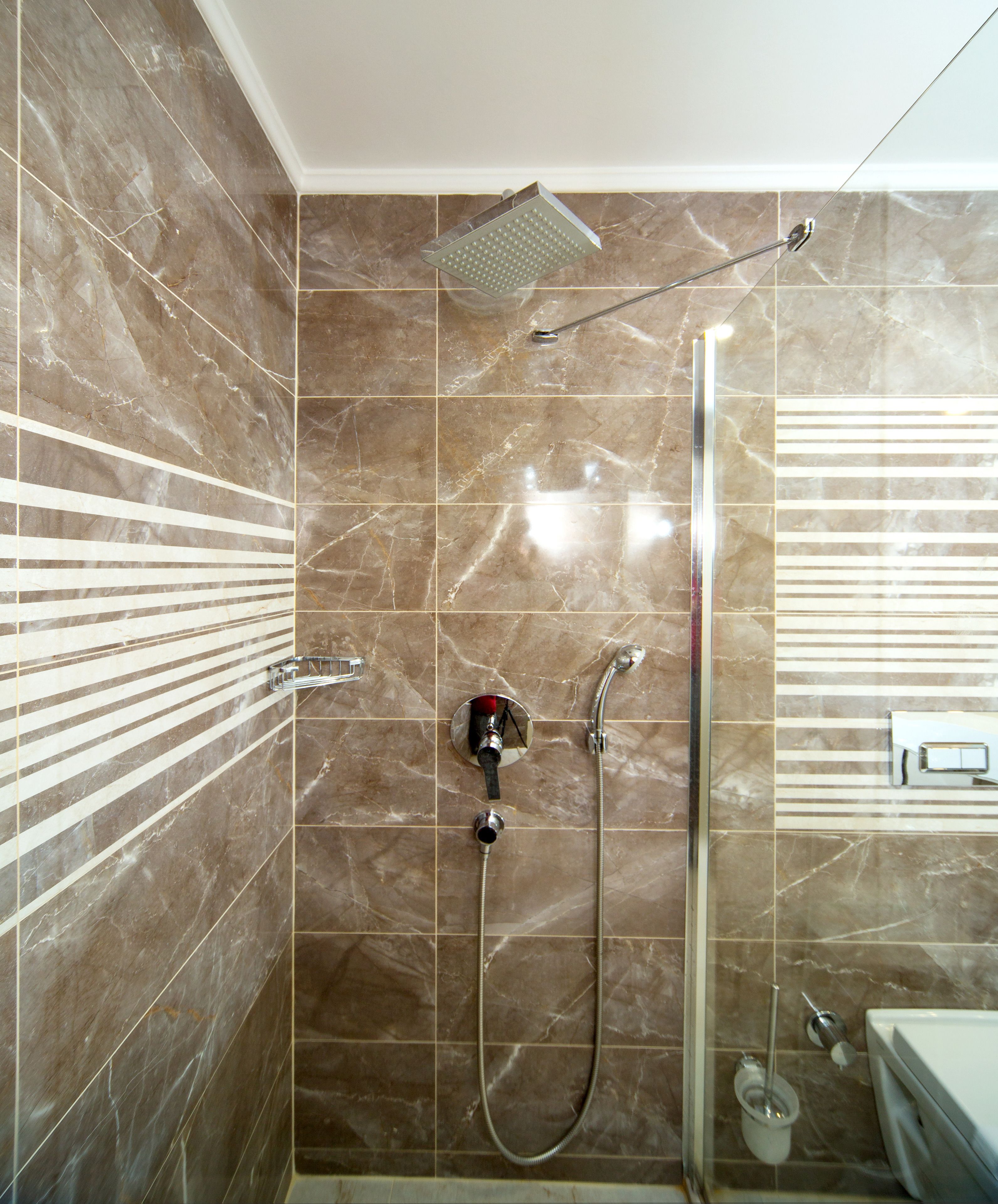Ein Badezimmer mit Dusche, Toilette und Bidet.
