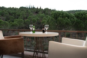 Egyptian cotton sheets, premium bedding, down duvets, minibar