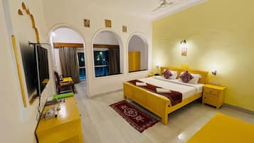 Luxe kamer, 1 twee- of 2 eenpersoonsbedden, 1 slaapkamer, balkon, uitzicht op tuin | Een kluis op de kamer, een bureau, geluiddichte muren, extra bedden