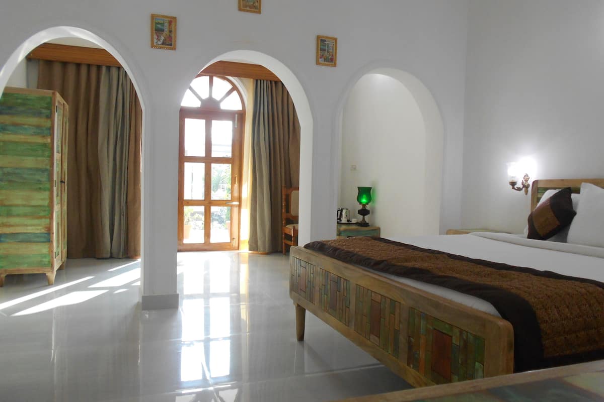 king room | in-room safe, desk, soundproofing, rollaway beds