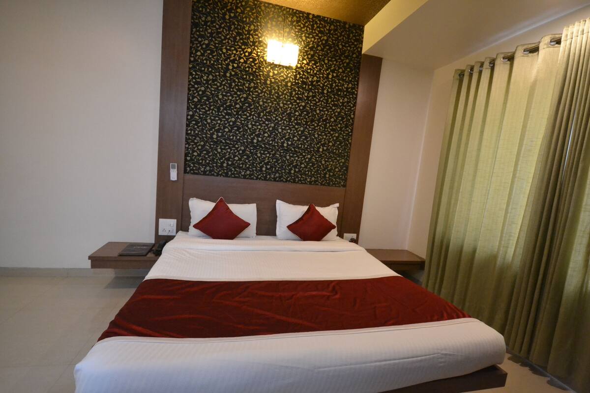 Premium bedding, in-room safe, iron/ironing board