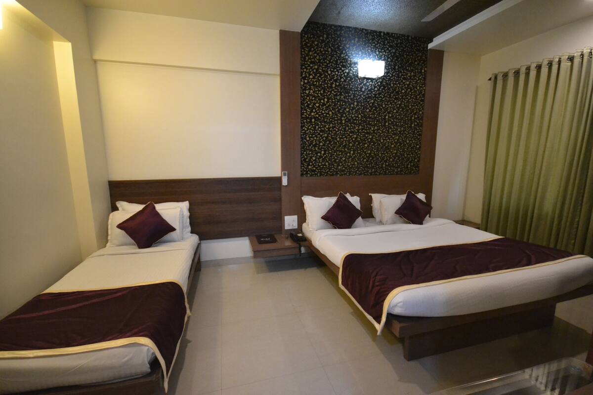 Premium bedding, in-room safe, iron/ironing board
