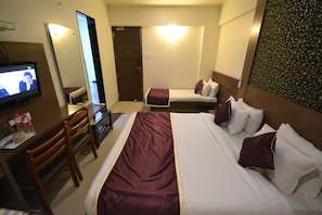 Premium bedding, in-room safe, iron/ironing board