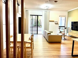 Apartamento Deluxe, 2 habitaciones, vistas al jardín | Zona de estar | Una televisión de pantalla plana