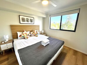 Minibar, skrivebord, strykejern/-brett og wi-fi (inkludert)