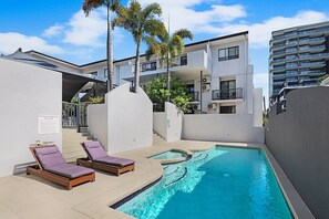 Outdoor pool, sun loungers - Parkview Apartments (South Brisbane)